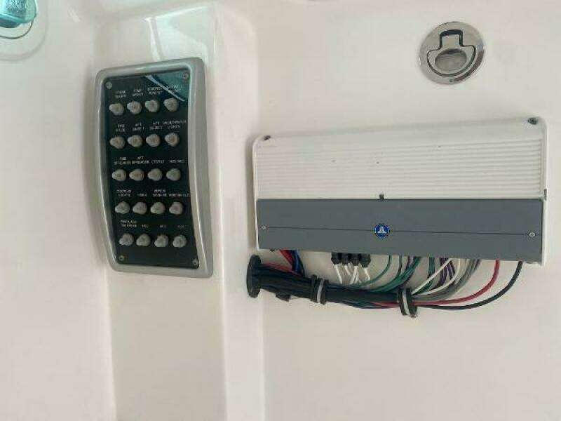 Everglades 32 Dauntless 325CC- Electronics