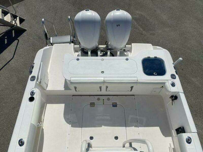 Everglades 32 Dauntless 325CC- Engines and Cockpit