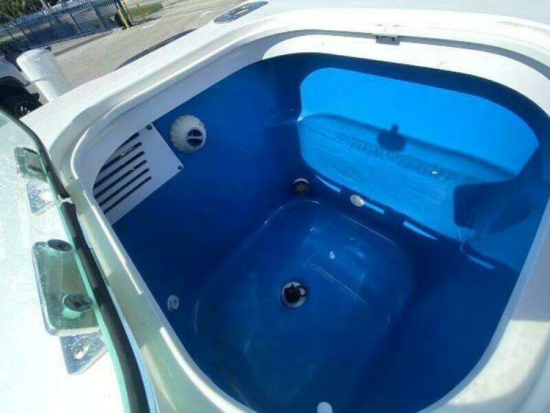 erglades 32 Dauntless 325CC- Livewell