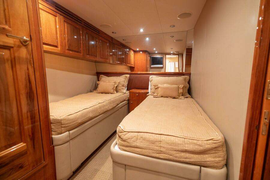 2005 Hatteras 68 Convertible- Guest Stateroom 2