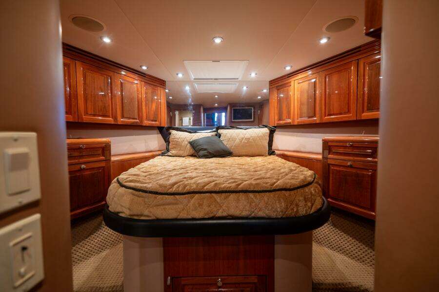 2005 Hatteras 68 Convertible- V.I.P. Stateroom 2