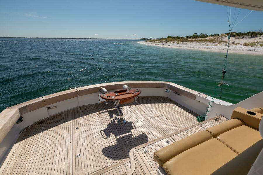 2005 Hatteras 68 Convertible- Fighting Chair 3