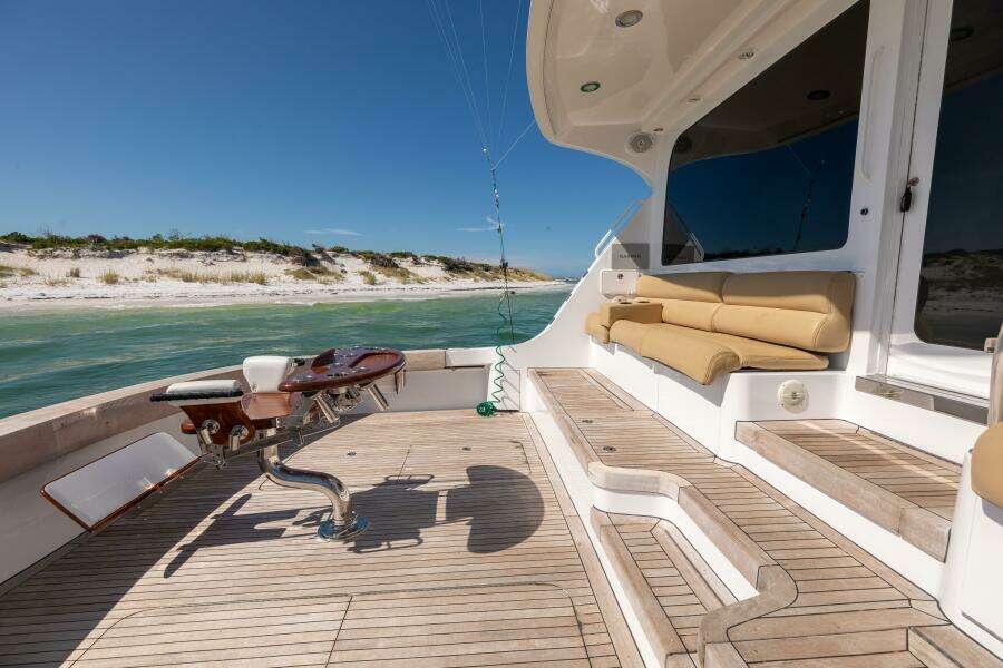 2005 Hatteras 68 Convertible- Fighting Chair