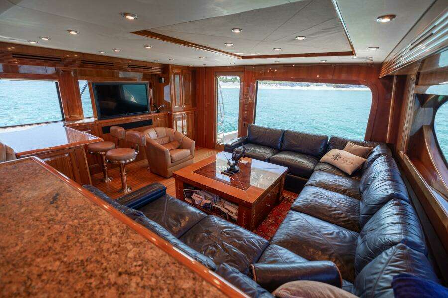 2005 Hatteras 68 Convertible- Salon 3