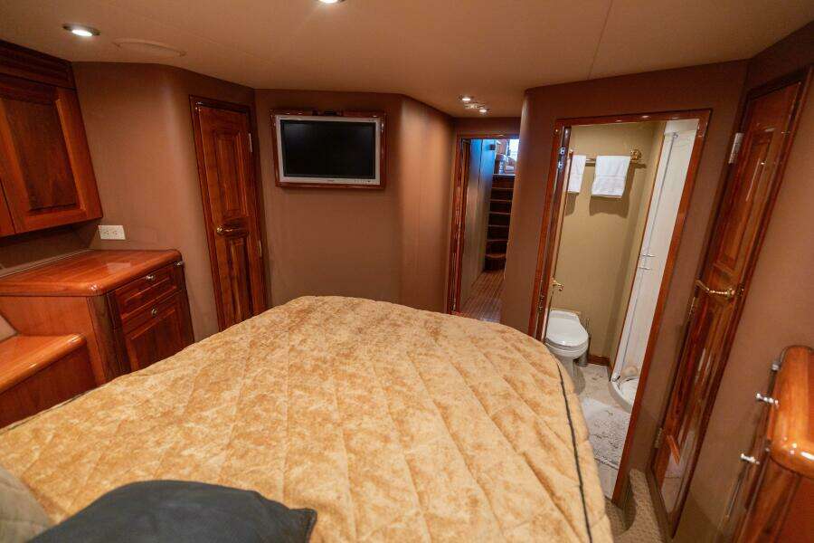 2005 Hatteras 68 Convertible- V.I.P. Stateroom 3