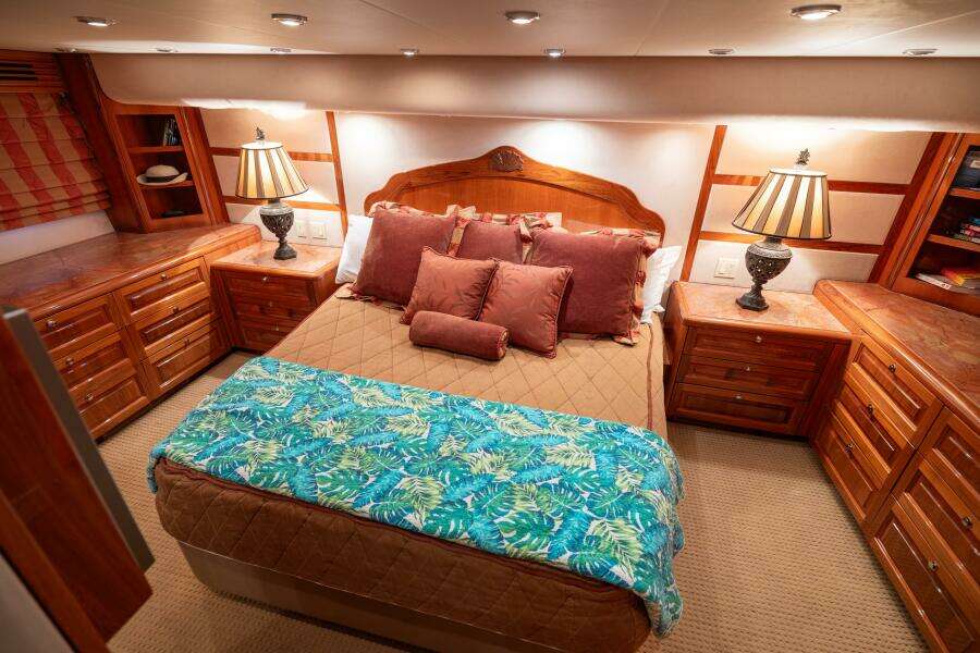 2005 Hatteras 68 Convertible- Master Stateroom