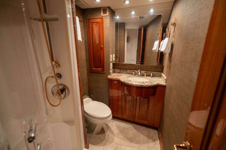 2005 Hatteras 68 Convertible- V.I.P. Head