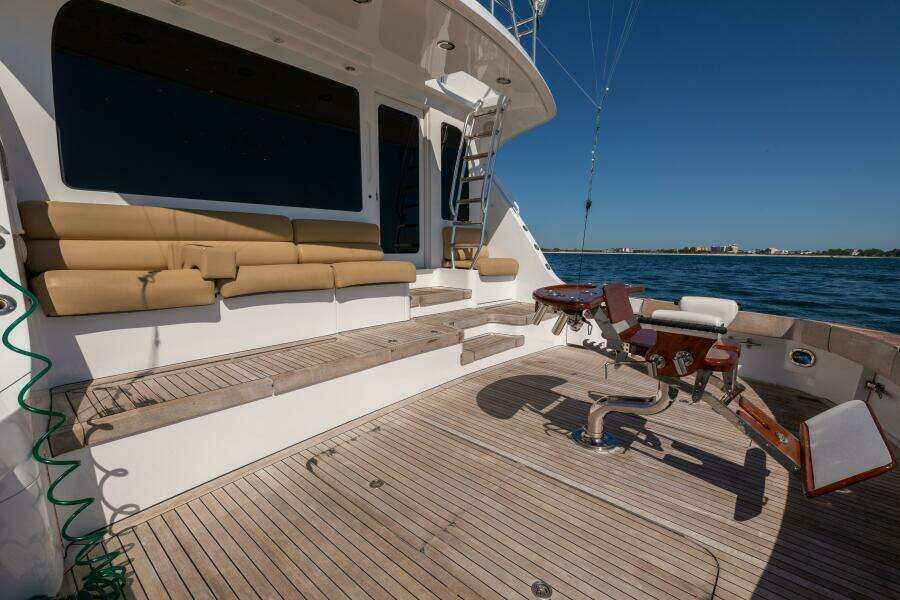 2005 Hatteras 68 Convertible- Fighting Chair 6