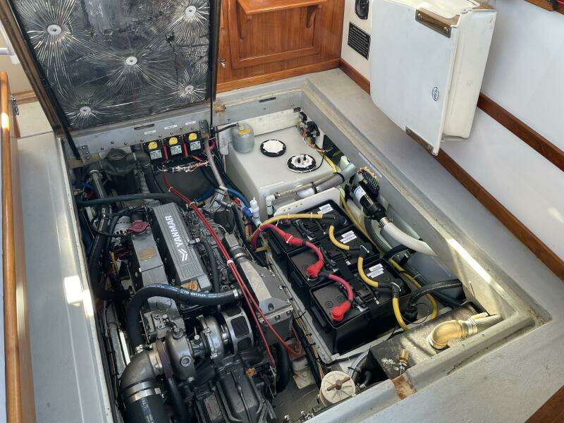 33 Ellis 28 Engine With Battery Bank