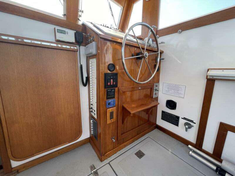 18 Ellis 28 Helm And Table
