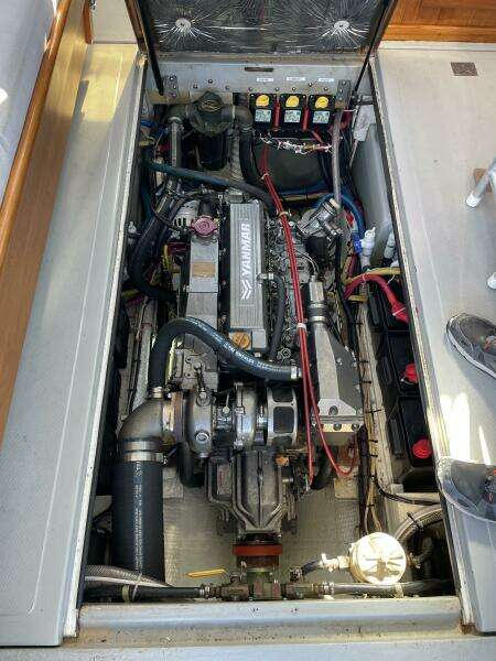 32 Ellis 28 Engine Compartment