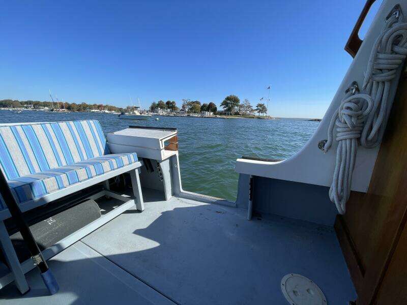 8 Ellis 28 Port Side Dock Door