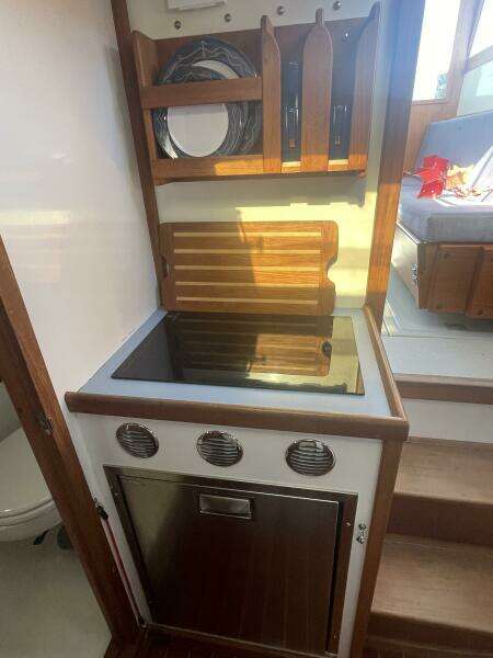 27 Ellis 28 Range, Fridge And Plate Storage