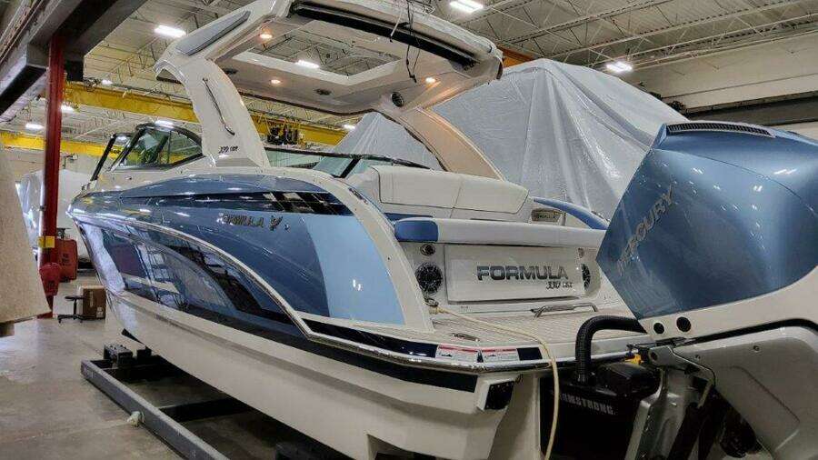 2025 Formula 330 Crossover Bowrider