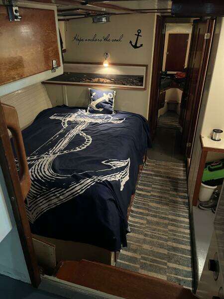 Aft stateroom to port