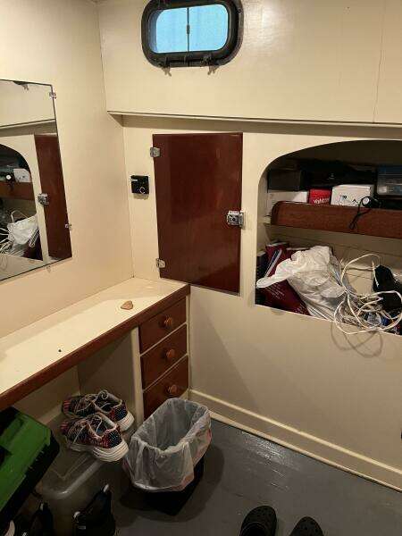 Aft storage drawers, lockers to starboard