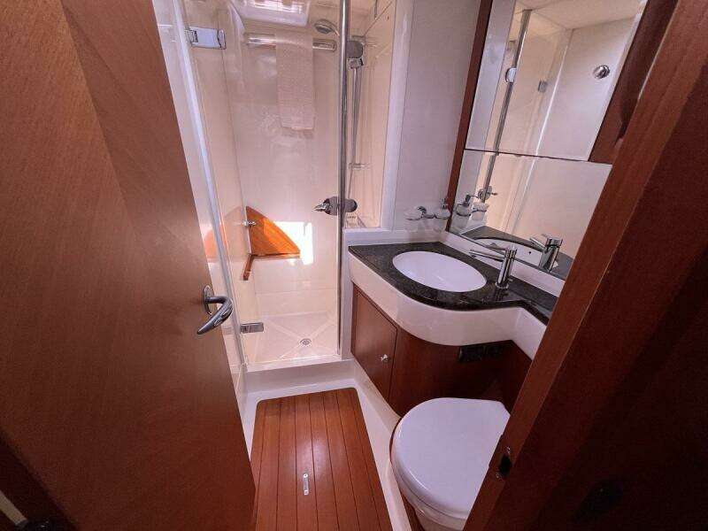 Ensuite Head, Stbd Cabin
