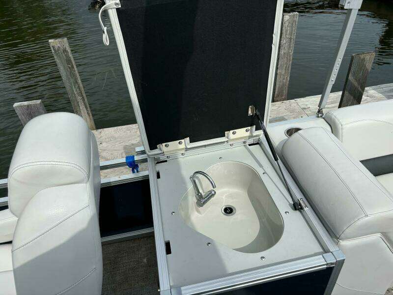 2022 Tahoe GT2585 Center Console Fishing Tritoon