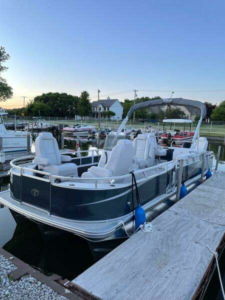 2022 Tahoe GT2585 Center Console Fishing Tritoon
