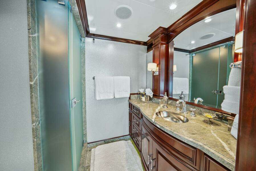 2005 Trinity Yachts Tri-Deck