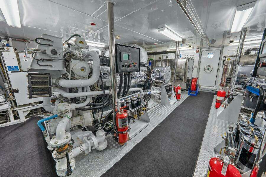 2005 Trinity Yachts Tri-Deck