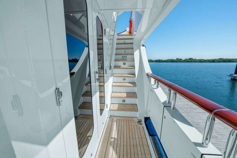 2005 Trinity Yachts Tri-Deck
