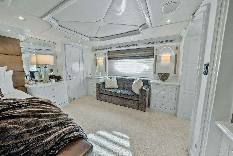 2005 Trinity Yachts Tri-Deck