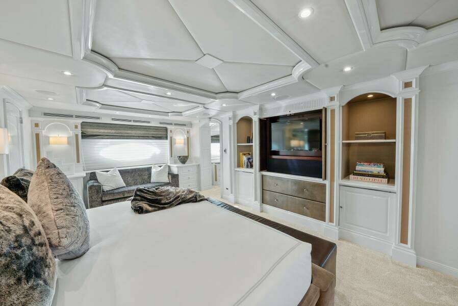 2005 Trinity Yachts Tri-Deck