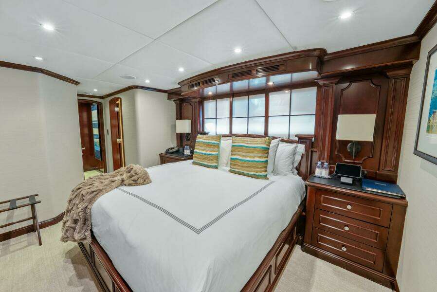 2005 Trinity Yachts Tri-Deck