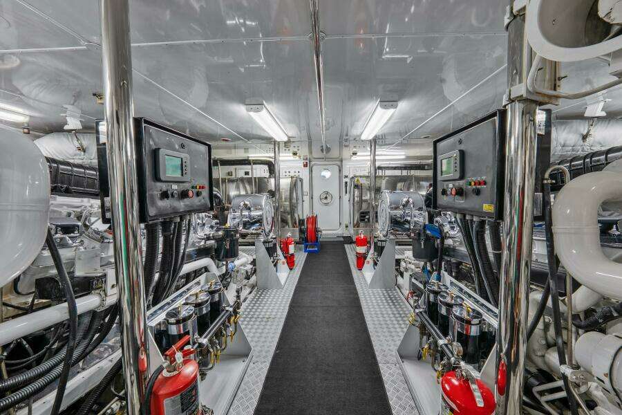 2005 Trinity Yachts Tri-Deck