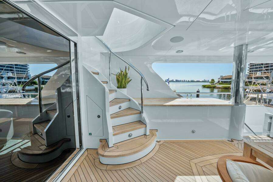 2005 Trinity Yachts Tri-Deck