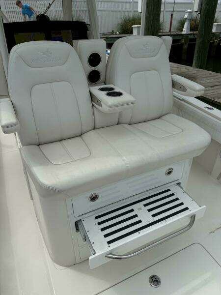 2020 Regulator 31 FS with Mezz