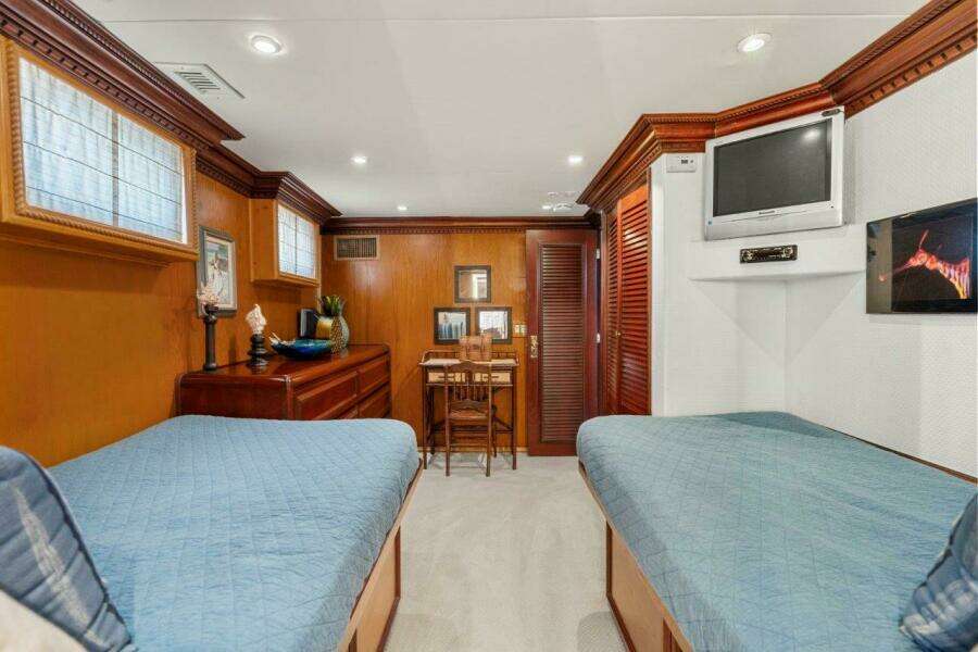 Broward 110 Envision - Stateroom