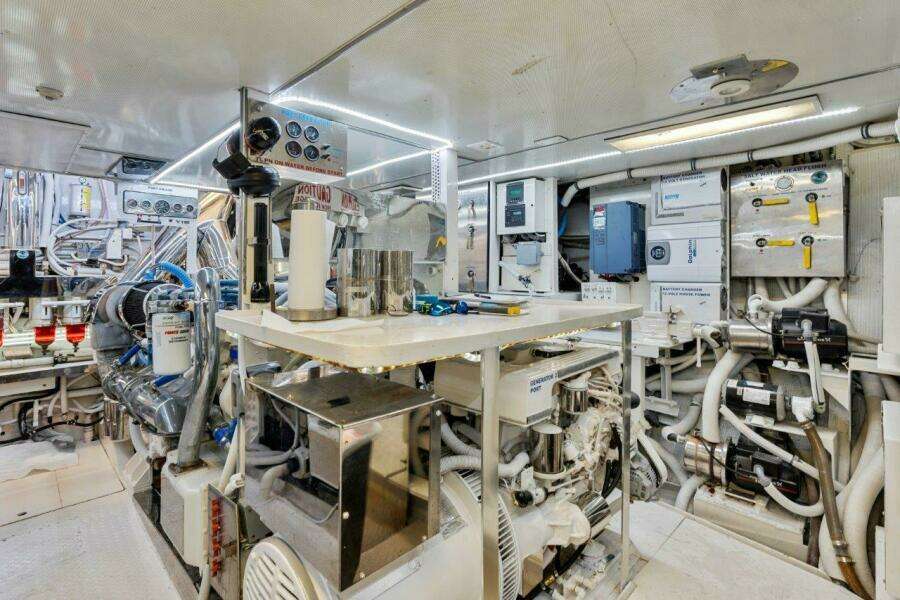 Broward 110 Envision - Engine Room