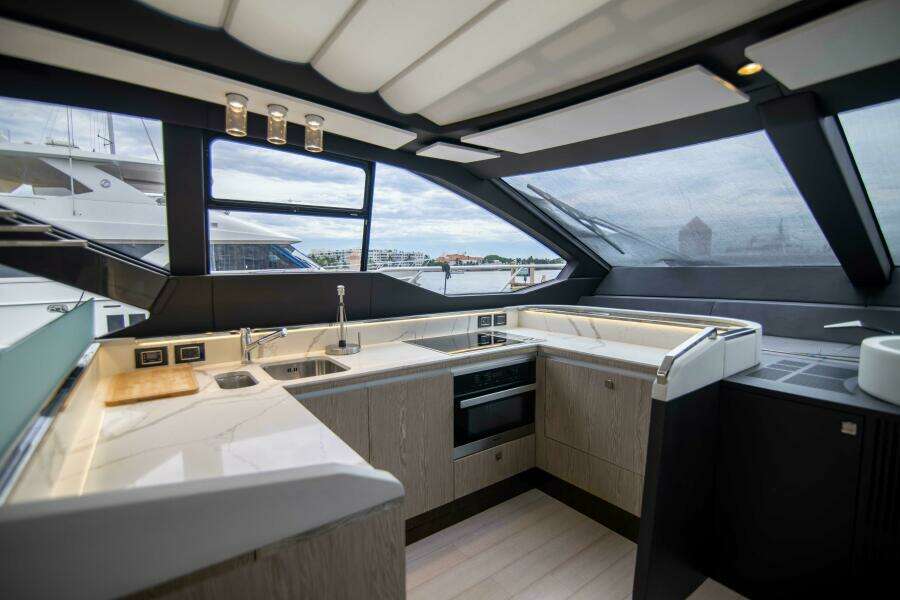 Azimut 70 Triple Play -