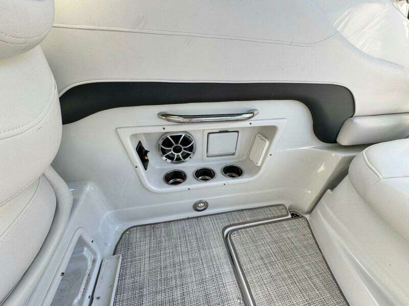 2020 Crownline 264CR