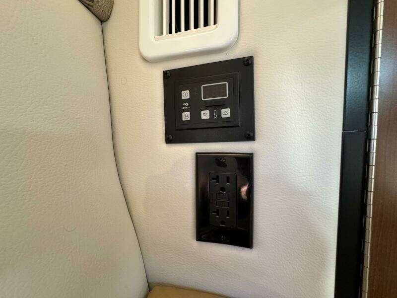 2020 Crownline 264CR