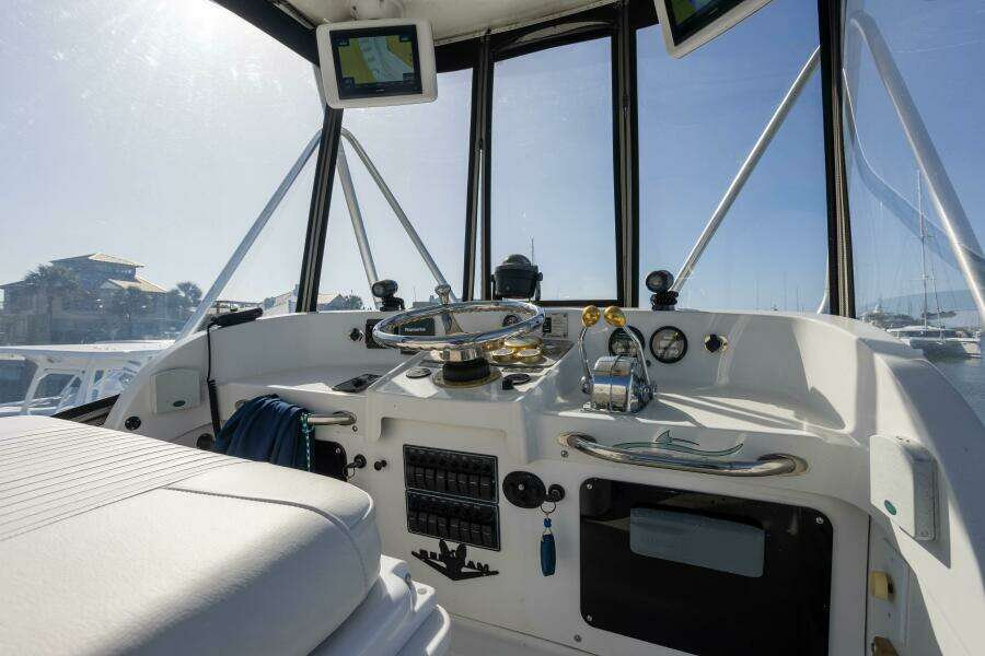 Bertram 31 Viajero- Helm