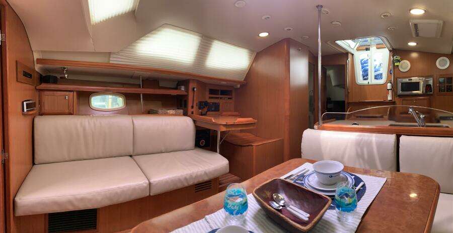 2009 Hunter 45 Deck Salon