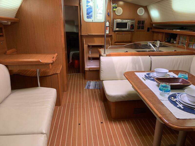 2009 Hunter 45 Deck Salon