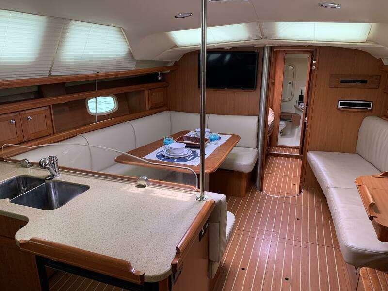 2009 Hunter 45 Deck Salon