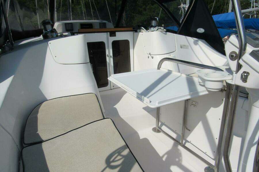 2008 Hunter 41 Deck Salon