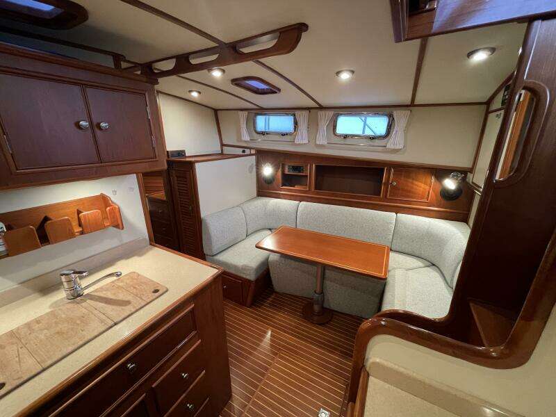 Grand Banks Eastbay 38 HX