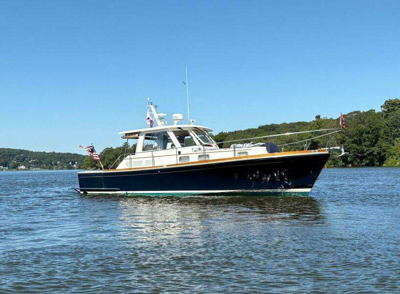 2001 Grand Banks Eastbay 38 Starboard bow