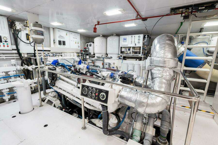 1996 Palmer Johnson TRI-DECK FB