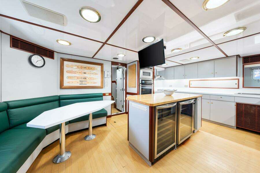 1996 Palmer Johnson TRI-DECK FB