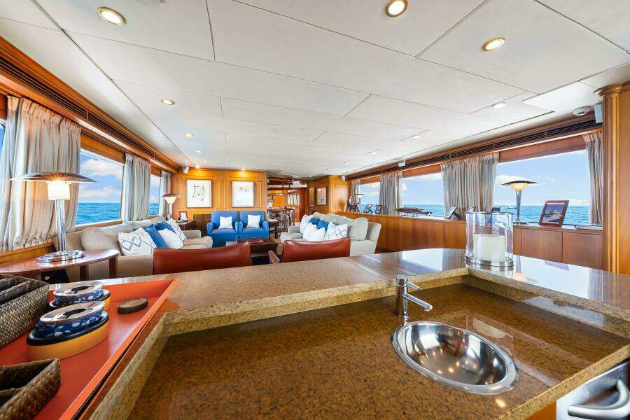 1996 Palmer Johnson TRI-DECK FB