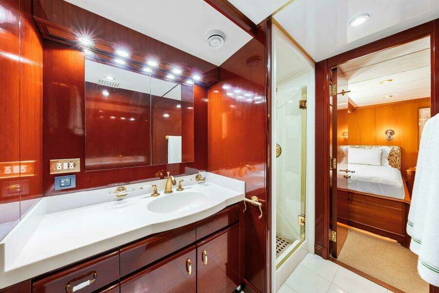 1996 Palmer Johnson TRI-DECK FB