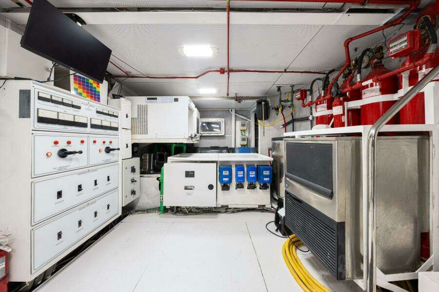 1996 Palmer Johnson TRI-DECK FB