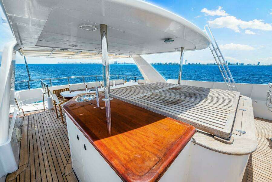 1996 Palmer Johnson TRI-DECK FB